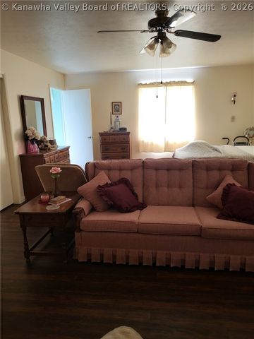 32 2ND Street W, St Albans, WV 25177