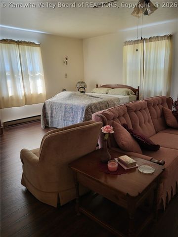 32 2ND Street W, St Albans, WV 25177