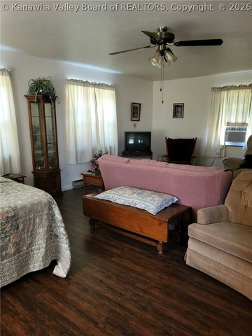 32 2ND Street W, St Albans, WV 25177