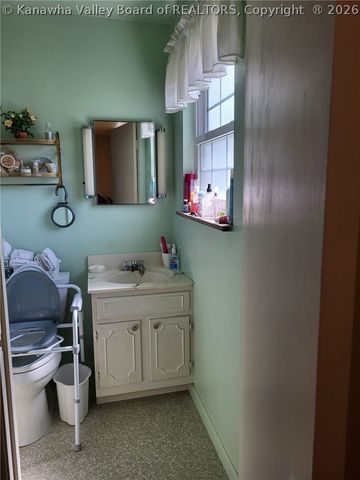 32 2ND Street W, St Albans, WV 25177