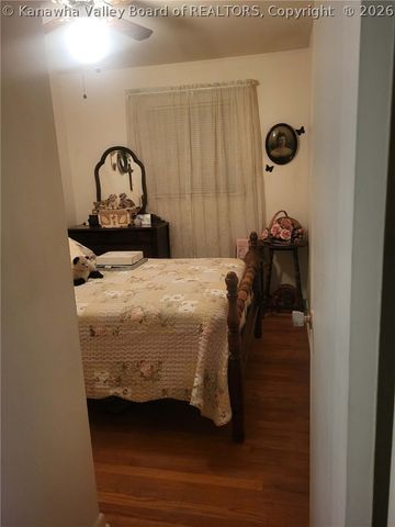 32 2ND Street W, St Albans, WV 25177