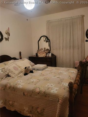 32 2ND Street W, St Albans, WV 25177