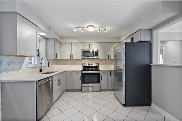 5236 N Potawatomie Street 101, Chicago, IL 60656