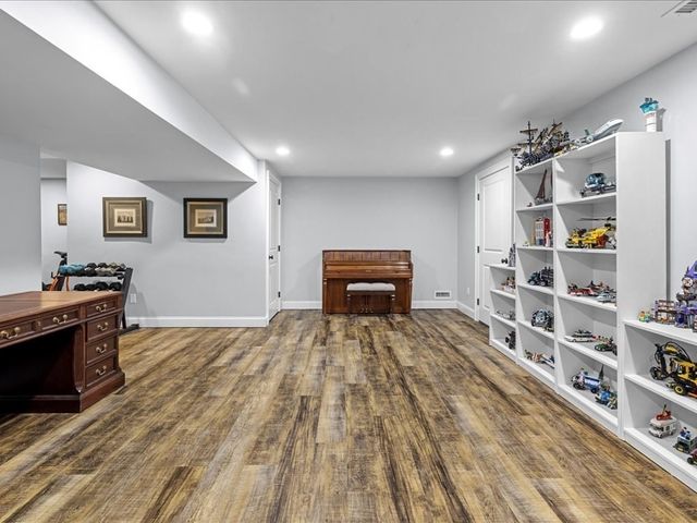 109 Thompson Ave, Westwood, MA 02090