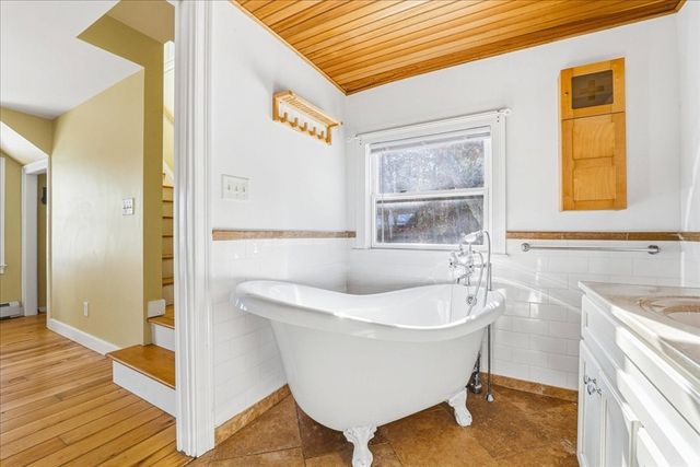 7 Swamp Rd, Plymouth, MA 02360