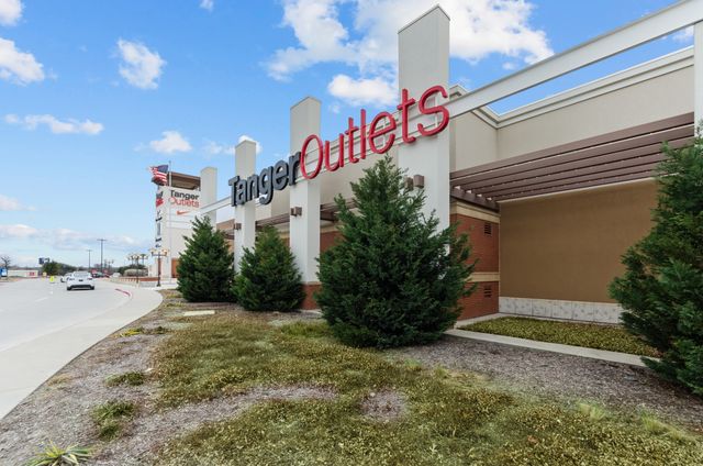 1046 Auburn Drive, Justin, TX 76247