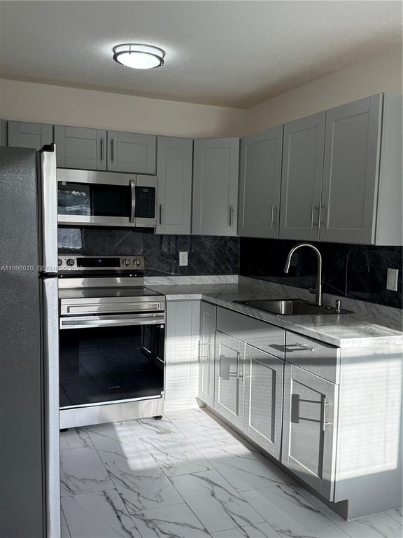 6071 SW 33rd St 4, Miramar, FL 33023