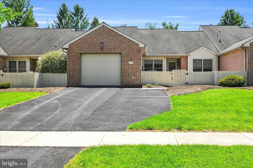 46 LEEARDEN RD, Hershey, PA 17033
