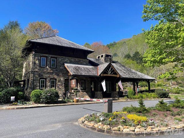 150-2 Saddle Notch Lane, Tuckasegee, NC 28783