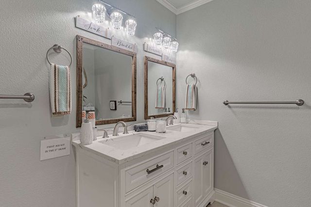 1011 Pawnee Trail, Granbury, TX 76048