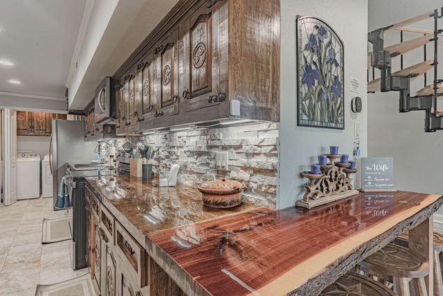 1011 Pawnee Trail, Granbury, TX 76048
