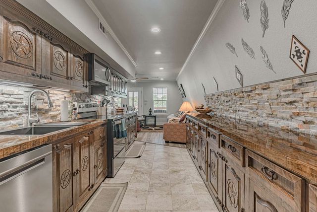 1011 Pawnee Trail, Granbury, TX 76048