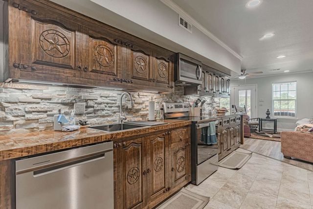 1011 Pawnee Trail, Granbury, TX 76048