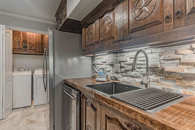 1011 Pawnee Trail, Granbury, TX 76048