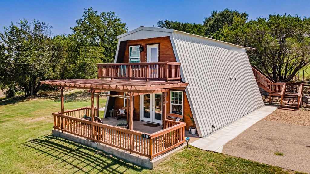 1011 Pawnee Trail, Granbury, TX 76048