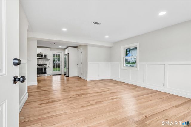 29 Meetinghouse Lane, Milford, CT 06460
