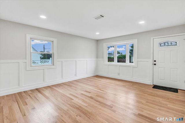 29 Meetinghouse Lane, Milford, CT 06460