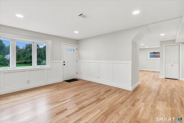 29 Meetinghouse Lane, Milford, CT 06460