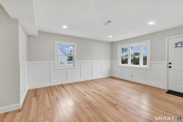 29 Meetinghouse Lane, Milford, CT 06460