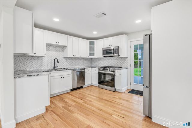 29 Meetinghouse Lane, Milford, CT 06460