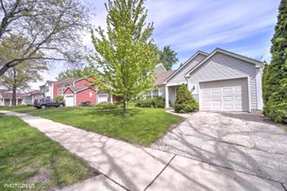 74 Bedford Road, Mundelein, IL 60060