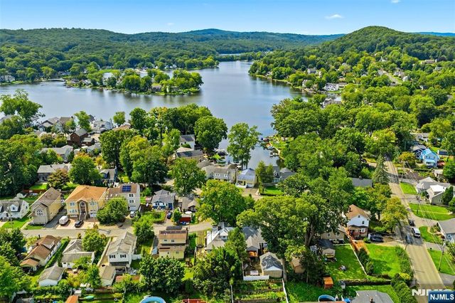 4 Merrie Trail, Denville Township, NJ 07834