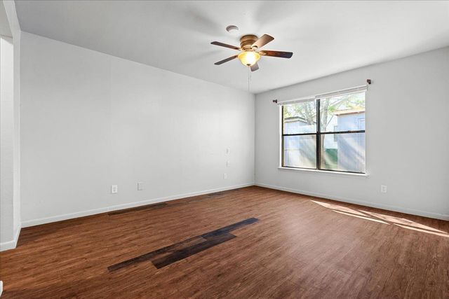 1129 W San Antonio ST, Lockhart, TX 78644