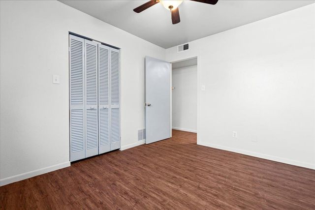 1129 W San Antonio ST, Lockhart, TX 78644