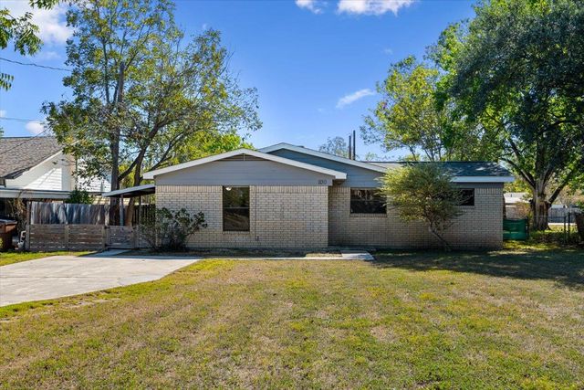 1129 W San Antonio ST, Lockhart, TX 78644