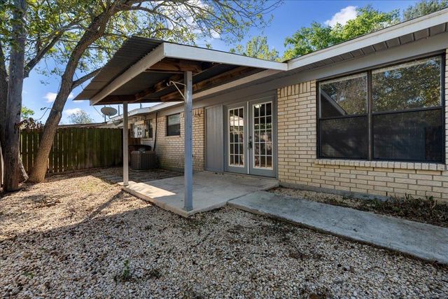 1129 W San Antonio ST, Lockhart, TX 78644