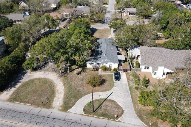 1129 W San Antonio ST, Lockhart, TX 78644