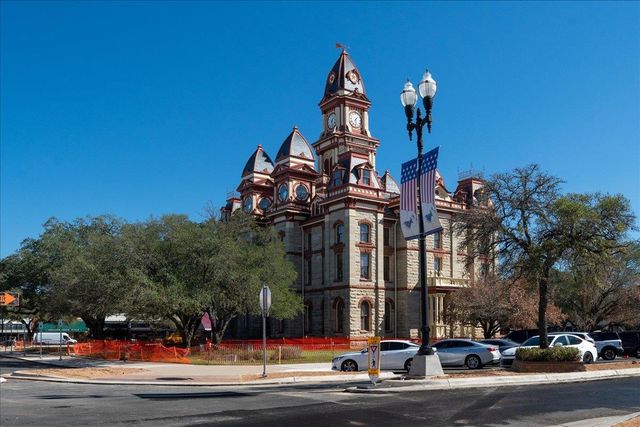 1129 W San Antonio ST, Lockhart, TX 78644