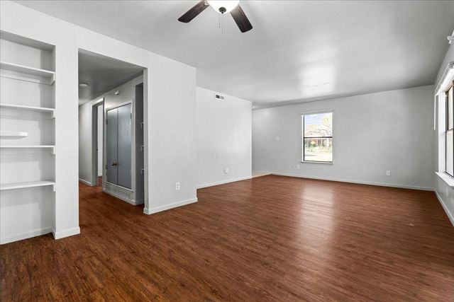 1129 W San Antonio ST, Lockhart, TX 78644