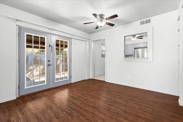 1129 W San Antonio ST, Lockhart, TX 78644