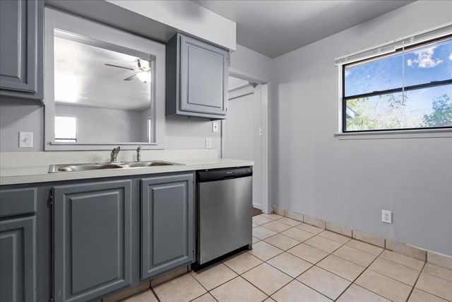 1129 W San Antonio ST, Lockhart, TX 78644