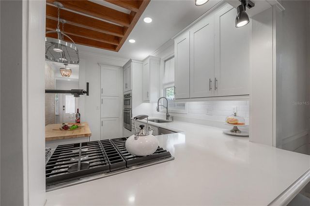 3001 W SAN JOSE STREET, Tampa, FL 33629