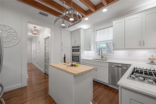 3001 W SAN JOSE STREET, Tampa, FL 33629