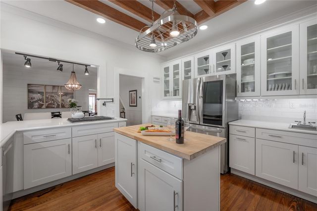 3001 W SAN JOSE STREET, Tampa, FL 33629