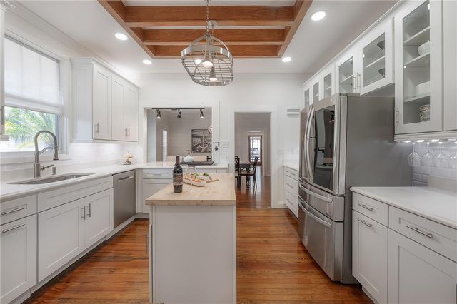3001 W SAN JOSE STREET, Tampa, FL 33629