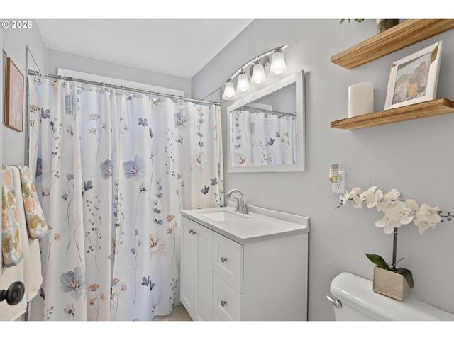 11821 Ne SISKIYOU St, Portland, OR 97220