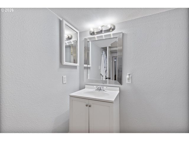 11821 Ne SISKIYOU St, Portland, OR 97220