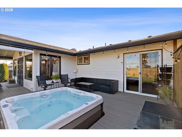 11821 Ne SISKIYOU St, Portland, OR 97220