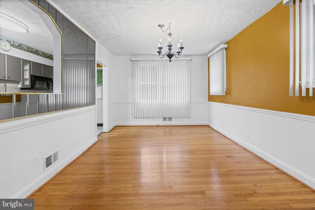 Image 7 of property listing at 3920 ROSECREST AVE, Baltimore, MD 21215