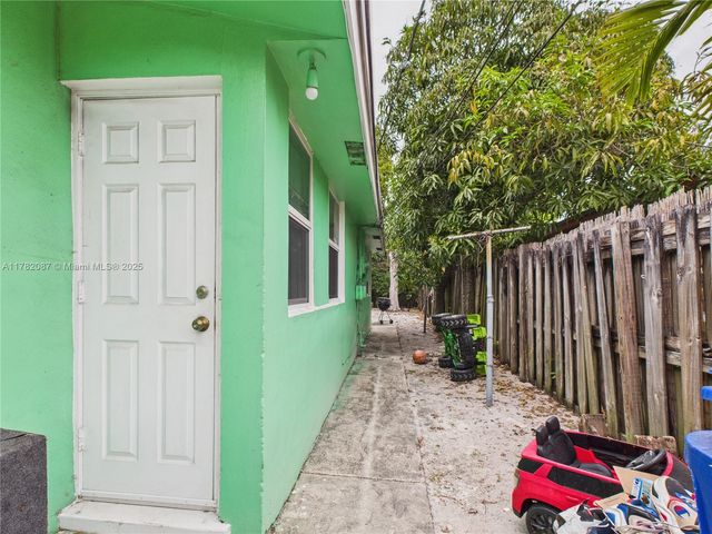 1713 SW 11th Ct, Fort Lauderdale, FL 33312