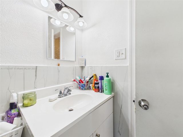 1713 SW 11th Ct, Fort Lauderdale, FL 33312