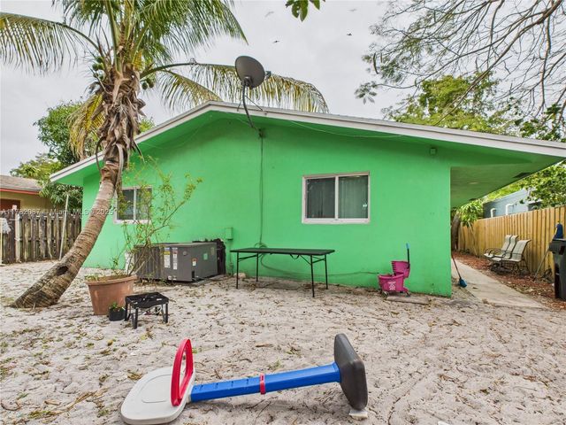1713 SW 11th Ct, Fort Lauderdale, FL 33312