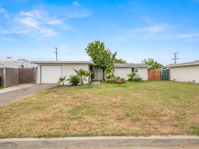 2564 Crescent Avenue, Clovis, CA 93612