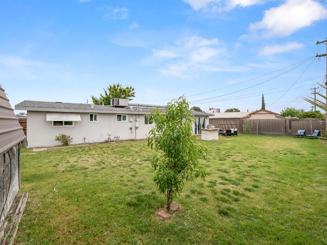 2564 Crescent Avenue, Clovis, CA 93612