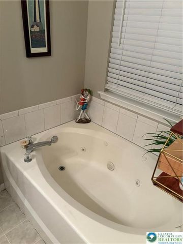 1525 Cambridge Drive, Lower Macungie Twp, PA 18062