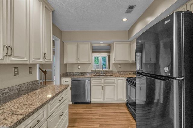 406 Derby RN, Yorktown, VA 23693